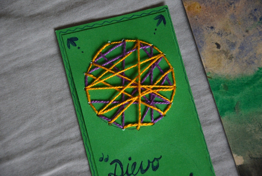 <p>Darot taip: paimat puodeliuką, apvedat pieštuku, ant apskritimo vinuku, yla, adata (whatever) padarot tolygiai viena nuo kitos nutolusias skylutes. Duodat vaikam siūlą su adata, paaiškinat principą. Patį ratą, žinoma, turi užbaigti mama. O galima ir nebaigti.. bus dar gražiau</p>
