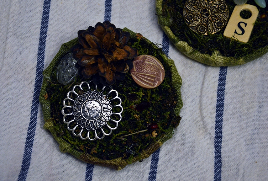 <p>Agnės parengti darbeliai vaikams. Agnė paruošė pagrindą (dangtelis aptrauktas medžiaga), o vaikai lipdė samanas, puošė karoliukais. Super smagu</p>
