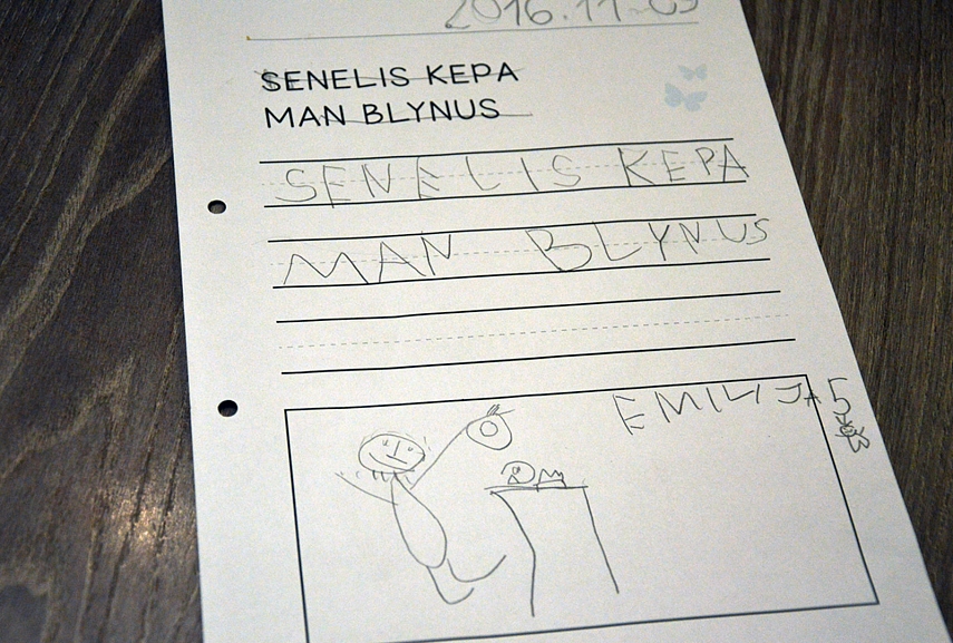 <p>Kilo mintis truputi paraginti Emiliją perrašinėti sakinius. Sakinius parašau trumpučius, susijusius su mūsų kasdienybe, o apačioj įpaišau langelį, kuriame ji gali tai dar ir nupiešti. Emiliją tai sužavėjo...</p>
