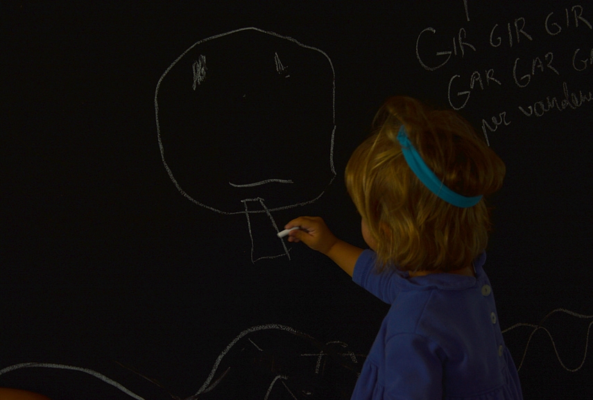 <p>Sofija mėgaujasi mūsų juodąja siena.</p>
