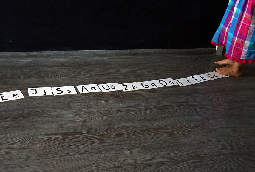 <p>Žaidimas raidžių pasikartojimui: sudedam raides takeliu, liepiam vaikui užšokti, patrepsėti, apžergti ir pan. kažkokią konrečią raidę</p>
