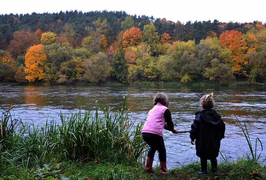 <p>Bando pagauti žuvį. Aš patariu negaudyt, nes upė labai purvina, tad ir žuvys ten plaukioje švytinčios nuo fosforo... Gal nereikėjo taip? A? Vaikai viską priima tiesiogiai..</p>

