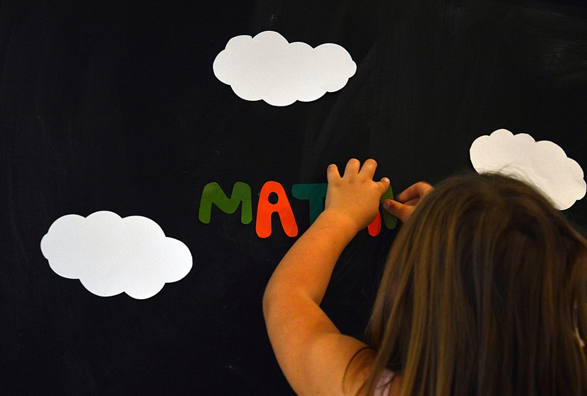 <p>Emilija puošia sienas Mato ir Sofijos gimtadieniui. Šauni pagalbininkė</p>
