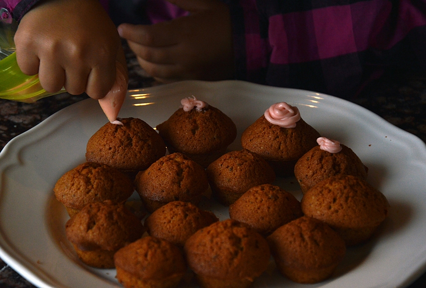 <p>Pirmą kartą apsiėmiau padaryti glajų&nbsp;keksiukams ("frosting": sviestas, šlakėlis pieno, cukraus pudra, maistiniai dažai.. google)... Rožinė spalva, nes princesių balius...</p>
