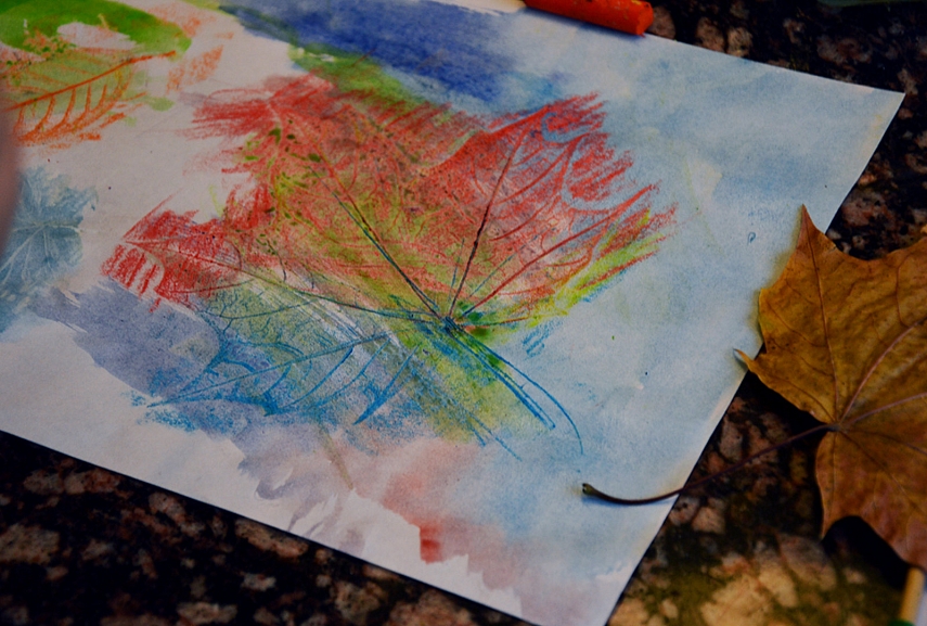 <p><em>Gerų leaf rubbings paslaptis: paprastas nestoras "printerinis" popierius ir geros kreidelės (mes naudojam Faber Castell)</em></p>
