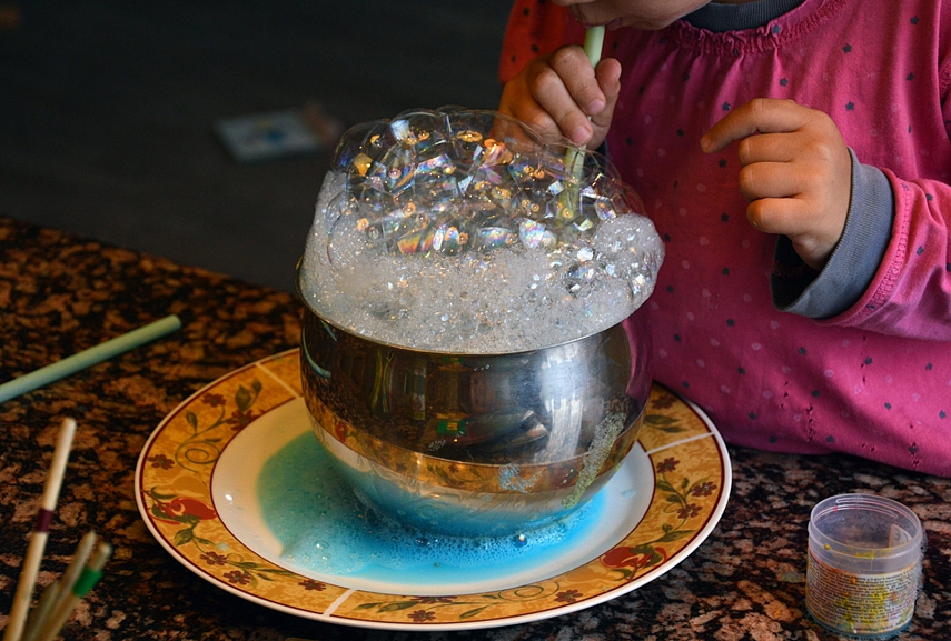 <p>Ir vėl putos, ir vėl muilo burbulai. Šėlstam!</p>
