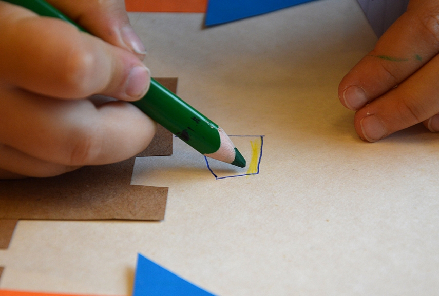 <p>Emilija darė pilį. O ant pilies būtinai reikėjo tos vėliavos, kuri ant pilies mieste plevesuoja</p>
