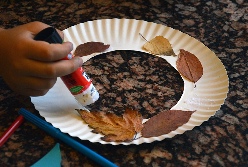 <p>Bandėm daryti lapų vaininkus...</p>
