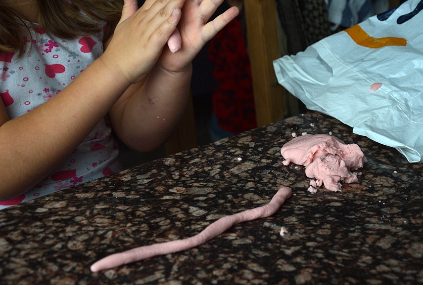 <p>Po gimtadienio liko rožinių maistinių dažų. Reikia išnaudoti. Štai - rožinis plastilinas</p>
