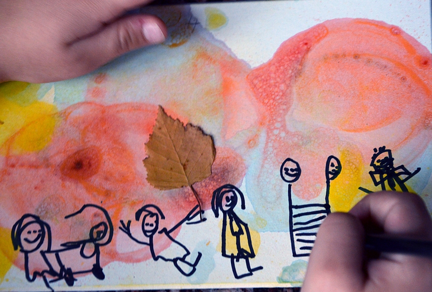 <p>Emilija piešia šeimą</p>
