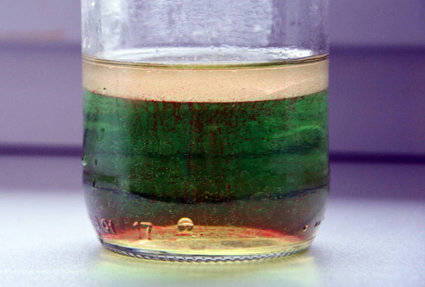 <p>Vanduo, aliejus ir maistiniai dažai. Mūsų audra stiklinėje</p>
