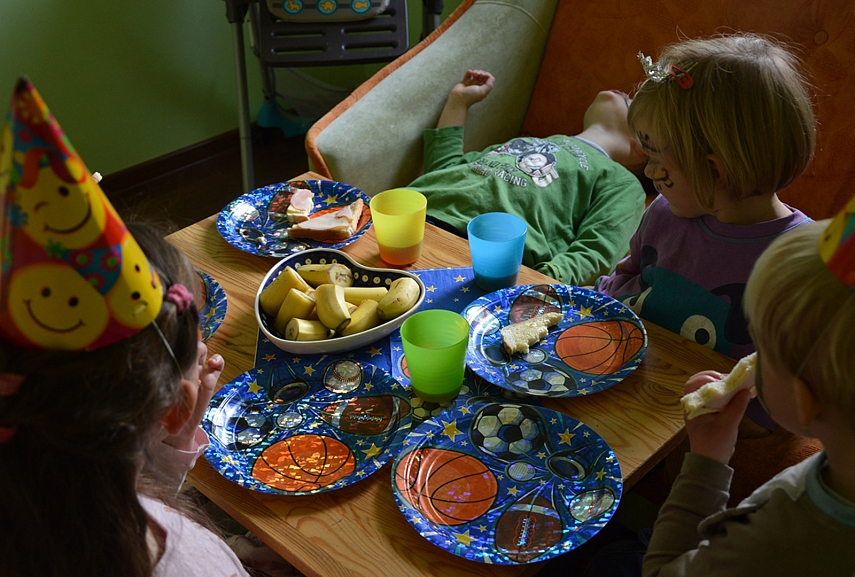 <p>Per barzdą varvėjo, burnoj neturėjau. Švenčiam gimtadienį</p>
