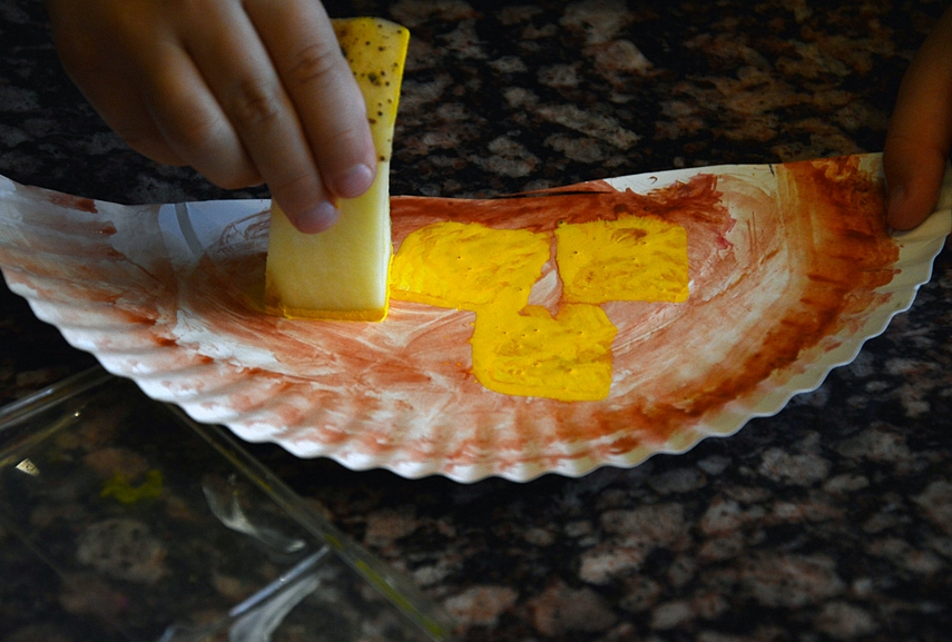 <p>Gaminam vėžlį. Popierinę lėkštę į dvi dalis. Puošiam su bulvių antspaudais</p>
