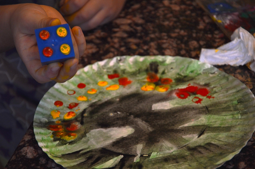 <p>Kol vėžliai džiūsta, darom gyvates. Puošiam lėgo kaladėlių antspaudais</p>
