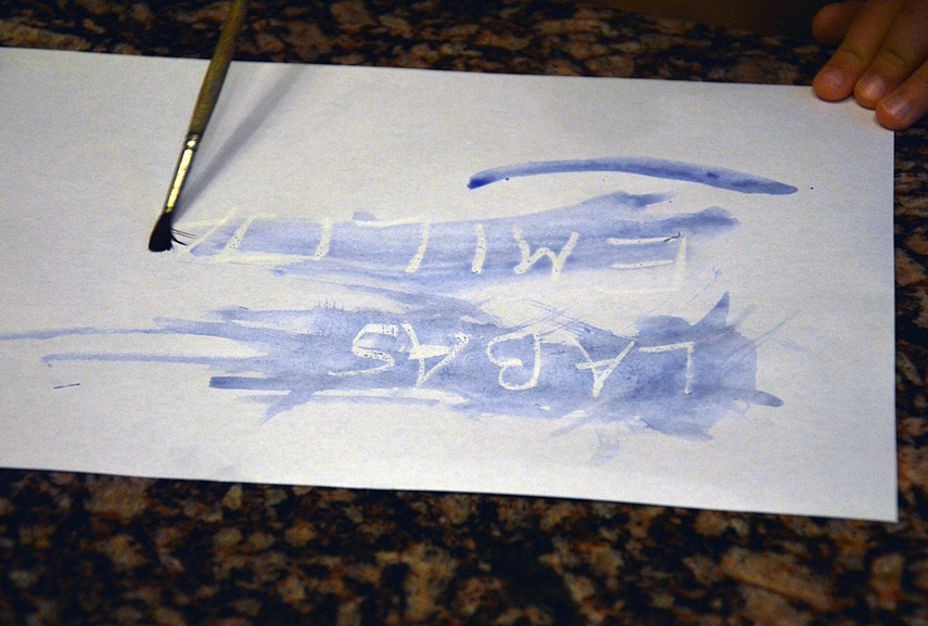 <p>Slaptos raidės: balta kreidelė ant popieriaus (geriau naudoti kokybiškesnes ir brangesnes kreideles... geresnis rezultatas)</p>
