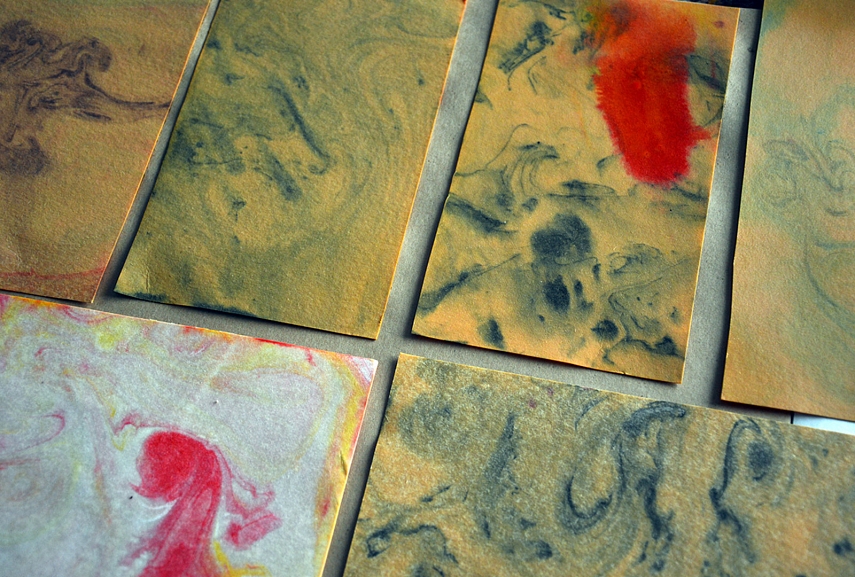 <p>Akvarelinis popierius; marble paper</p>
