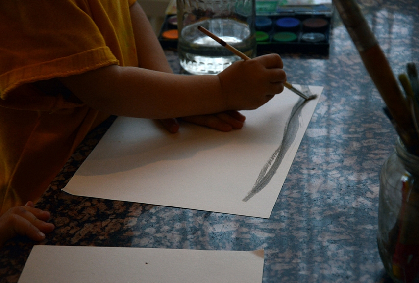 <p>Sofija inirtingai pradeda piešti debesis</p>
