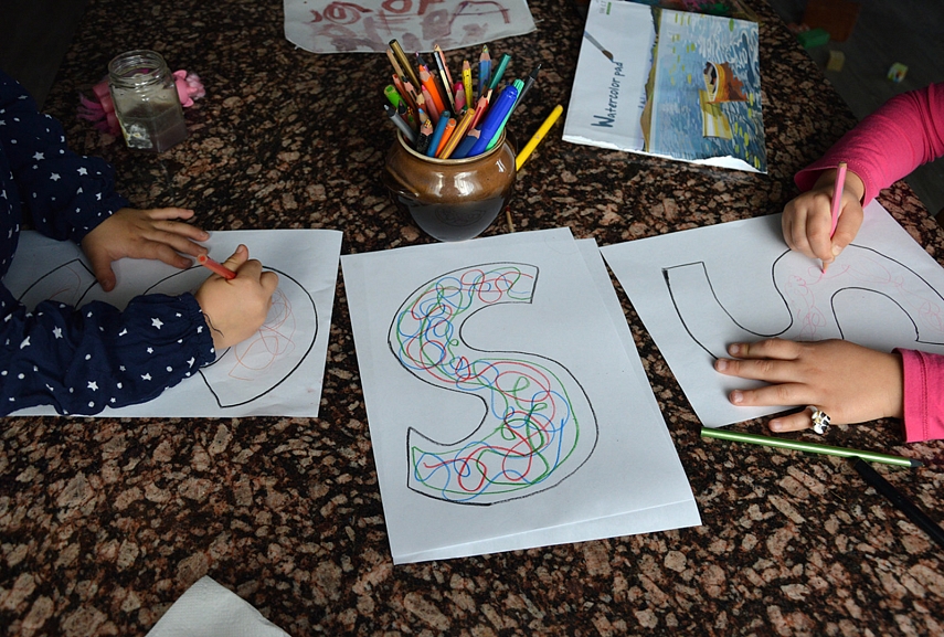 <p>Pabodo su tikrais siūlais draugauti, todėl siūlus piešėm. Užduotis: privingiuoti raides siūlų, bet svarbu, kad siūlai neišlįstų už kraštinių.</p>
