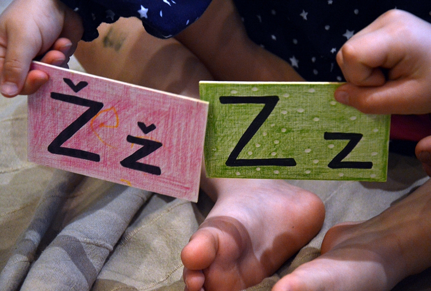 <p>Emilija taip nuliūdo, kad jau baigėm visas raides, kad prašė vėl viską pradėti iš pradžių.. Matote? Vaikams patinka mokytis namie, su mama!</p>
