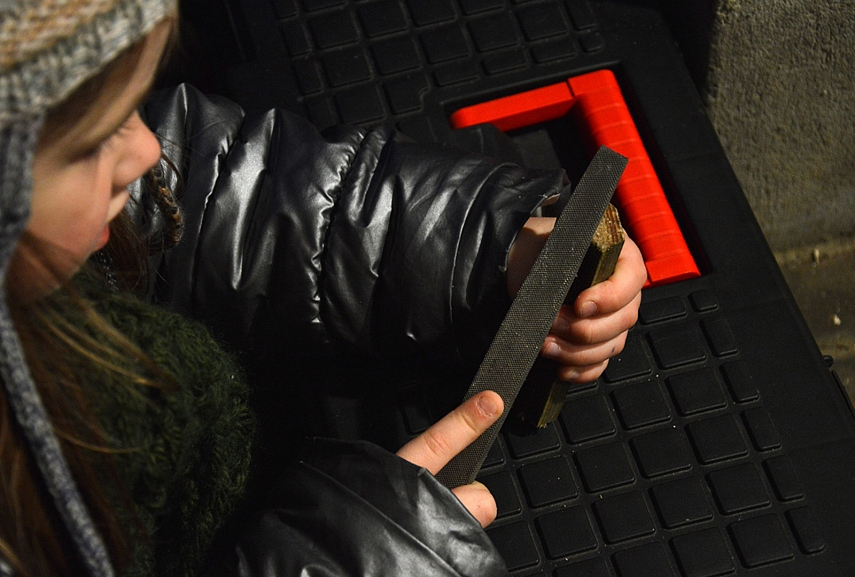 <p>Vakaras. Šalta. Bet dirbti reikia..</p>
