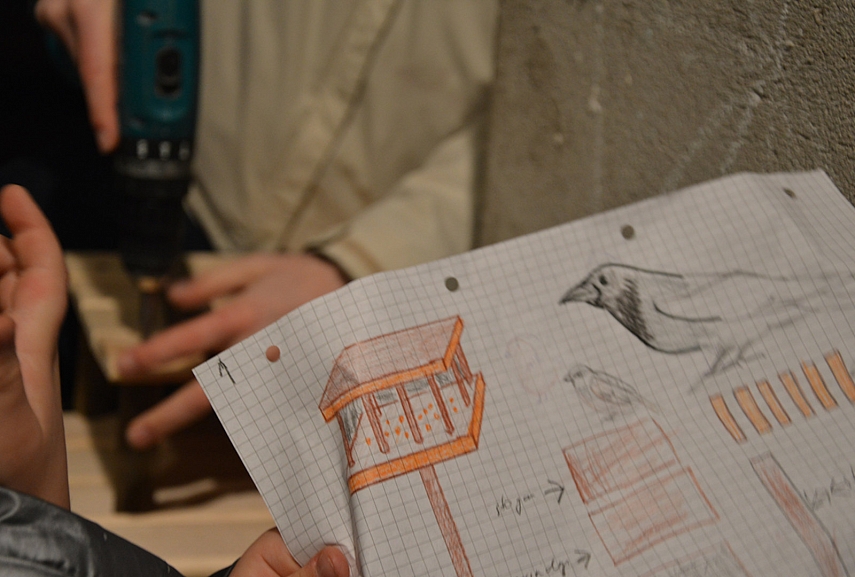 <p>Patikrinam, ar tirksliai atitinka brėžinį. Brėžinį su Emilija ruošėm (aš piešiau, Emilija rodė, ką piešti) dar savaitės pradžioje. Taip ji gavo proga pamatyti, kad kartais darbus reikia suplanuoti, pasiruošti. Ir kad kartais dalykai neįvyksta čia ir dabar. Mokėmės kantrybės, nuoseklumo.</p>
