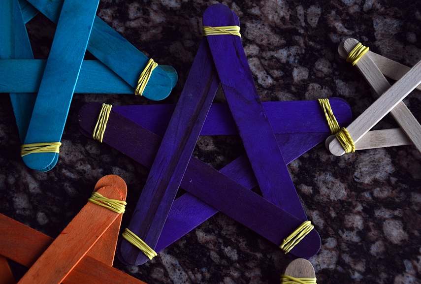 <p>Milžiniškos žvaigždės - sutvirtinta kanceliarinėm gumytėm, pagaliukai jau buvo spalvoti. Jei ieškosit AliExpress ar Amazone: "jumbo craft sticks"</p>
