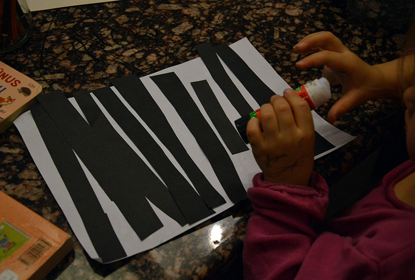 <p>Lapą priklijuojam juodų juostų...</p>
