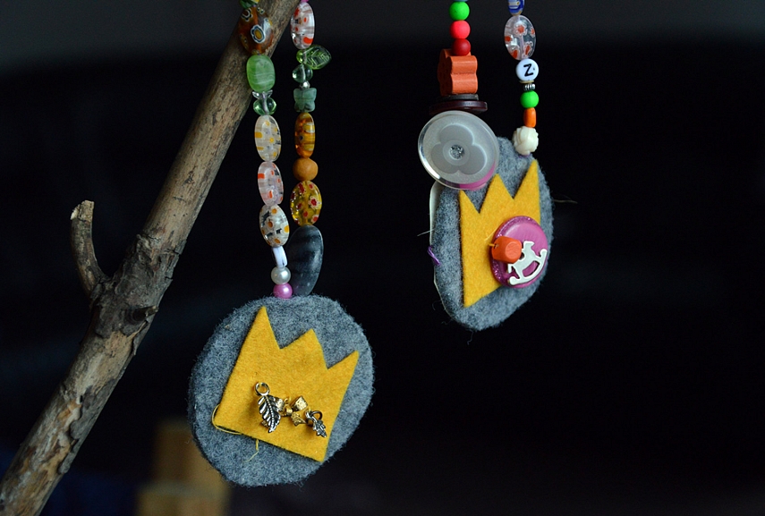 <p>Jėzus - Karalių Karalius. Dovnotieji karoliai sutrūko ir išbyrėjo po visus namus.. Likučius surinkom ir panaudojom Jesės medžio ornamentams</p>
