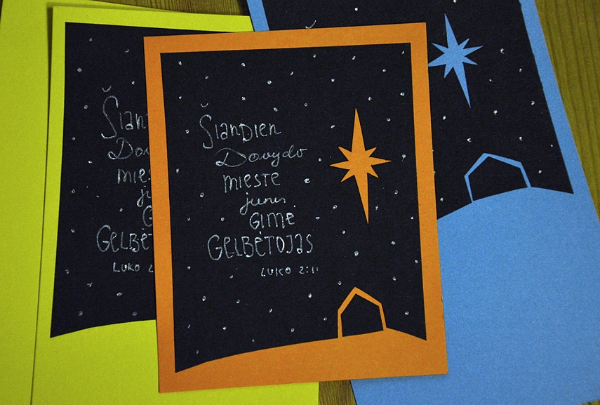 <p>2015 Kalėdų atvirutės. Labai paprasta pasigaminti, nes visa esmė - kontraste. Reikia juodo popieriaus, spalvoto popieriaus, aštraus peiliuko ir sidabrinio markeriuko. Juodą popierių susipjaustykite stačiakampiais. Apačią nukirpkit (kad būtų kalnelio ir namelio siluetas). Virš namelio peiliuku išpjaukit žvaigždę. Juodą popierių klijuokit ant spalvoto. Sidabriniu markeriu užrašykit tekstą ir pridėkit taškelių - žvaigždėtas dangus.</p>
