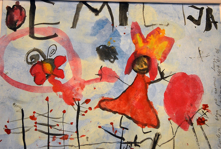 <p>Ėjom į kiemą. Gulėm ant sniego. Stebėjom žydrą žiemos dangų... rausvų gudobelės uogų fone... Grįžus Emiliją matytą reginį nupiešė savo dienoraštyje.</p>
