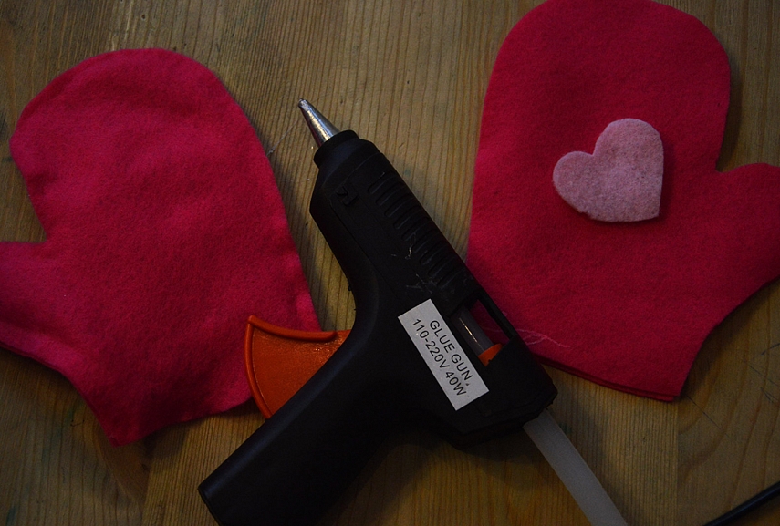 <p>Karštų klijų pistoletas.. Bais smagus daiktas</p>
