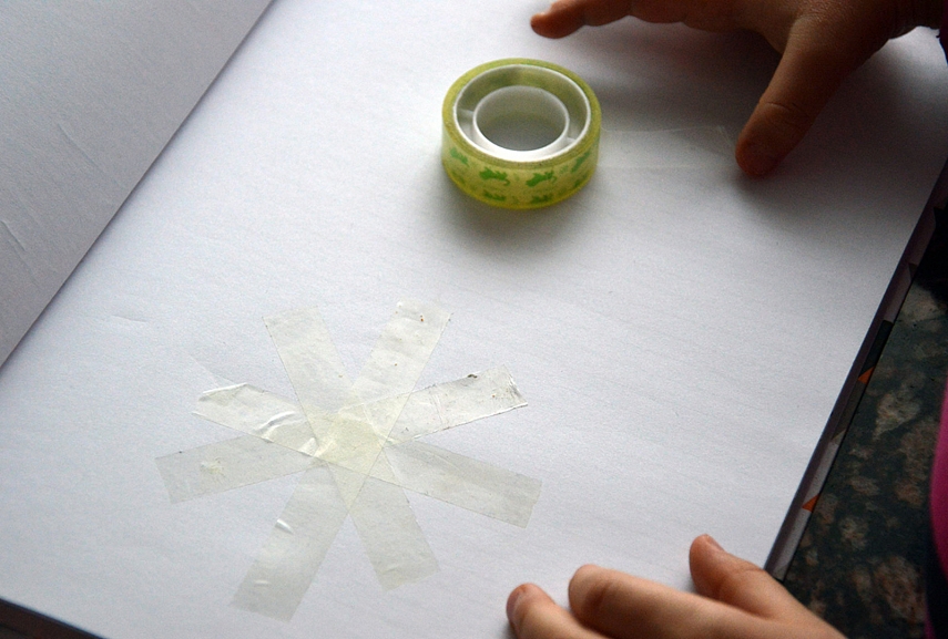 <p>Prieš klijuojant juostą ant popieriaus, ja pakštelkit kur kitur - ar sau ant kojos, ar ant stalo... kad nebūtų tokia lippppni.</p>
