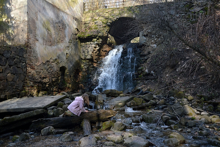 <p>..skinasi kelią pirmyn</p>
