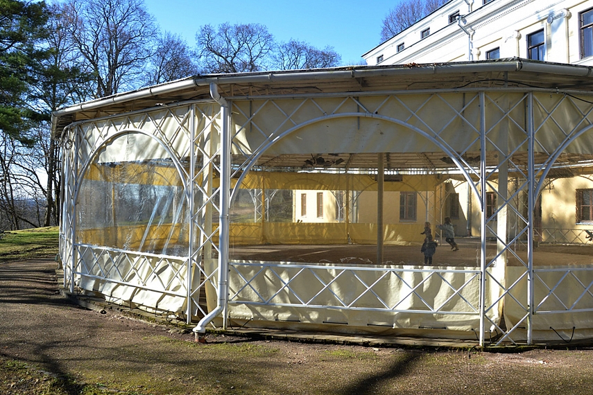 <p>Kaip magnetas kaskartą traukia ši pavesinė. Pabėgioti ratais.. Ir dar ratais. Ir dar ratais... O gal vaikam patiko medinių grindų skambesys?</p>
