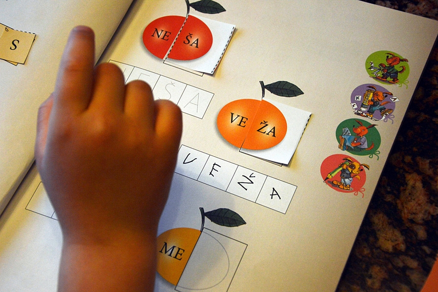 <p>Jungiam skiemenis, perskaitom ir užrašom trumpus žodžius</p>
