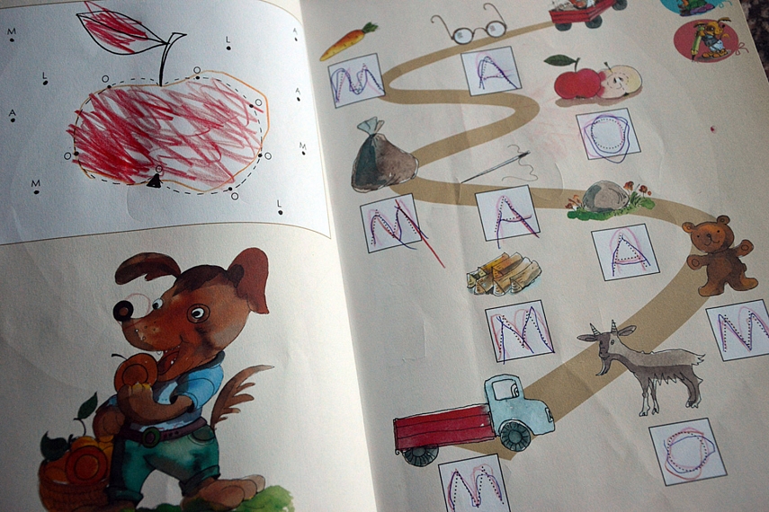 <p>Važiavo mašiniukas ir rinko ant kelio numestus daiktus. Nors surašytos tik pirmosios daiktų raidės, Sofijai atrodo, kad ji perskaito vsą žodį. Iš tos laimės pratimėlį darėm vėl ir vėl ir vėl...</p>
