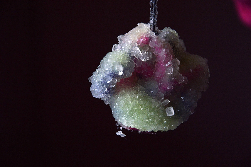 <p>Pirmas bandymas - baltas kristalas ant spalvotos vilnos kuokšto.</p>
