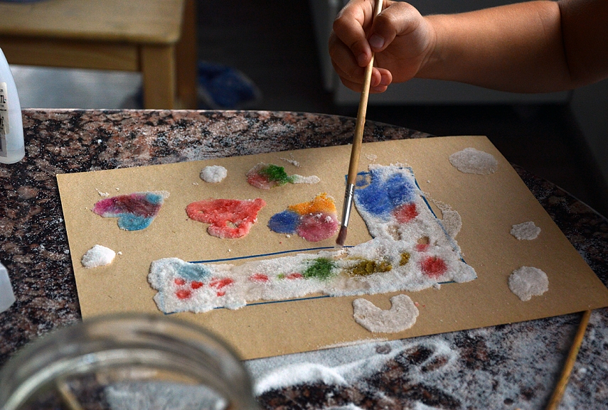 <p>L... kažkodėl piešimas ant druskos... Galima buvp gal ne raidę, o kokį lapą piešti, tačiau pati technika labai smagi: skystais klijais primargini lapą, ant viršaus beri druską. Drsuką gali spalvint akvareliniais dažais</p>
