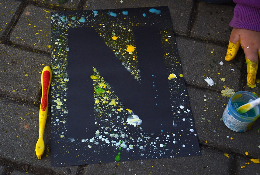 <p>N - naktis. Labai smagus darbelis. Reikia raidės trafareto, seno dantų šepetuko ir atskiestų dažų.. Eiga, reik manyti, aiški</p>
