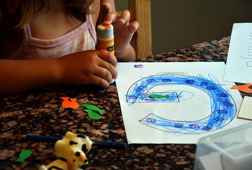 <p>G - tai plaukė žąselė per vandenėlį. Gir-gir-gir gar-gar-gar... Tai vat pavertėm G raidę "vandenėliu", kuriuo plaukia mūsų žąselė...</p>
