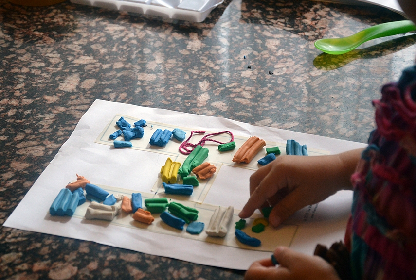 <p>H - tai hamakas. Jums gal hamakas atrodo vienaip, o Sofijai jis atrodo - visiškai kitaip.. Darbelio mintis buvo tarp dviejų medžių siūlais ištiesti hamaką, bet pavyko kažkaip savotiškai kitaip...</p>
