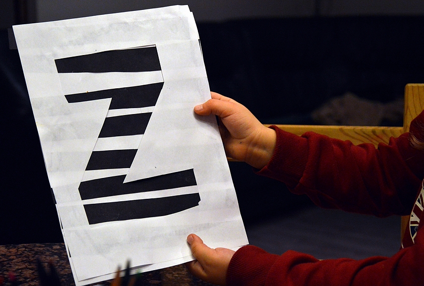 <p>Z - tai zebras. Ant vieno popieriaus lapo priklijavom juodų juostelių. Ant viršaus priklijavom antrą lapą, kuriame iškirpta raidės forma. Štai - zebras</p>
