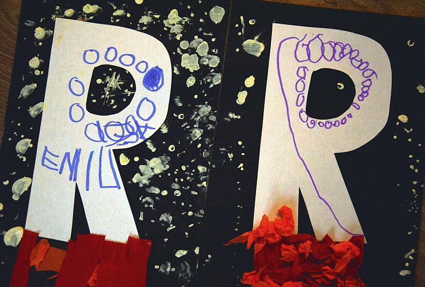 <p>R - tai raketa</p>
