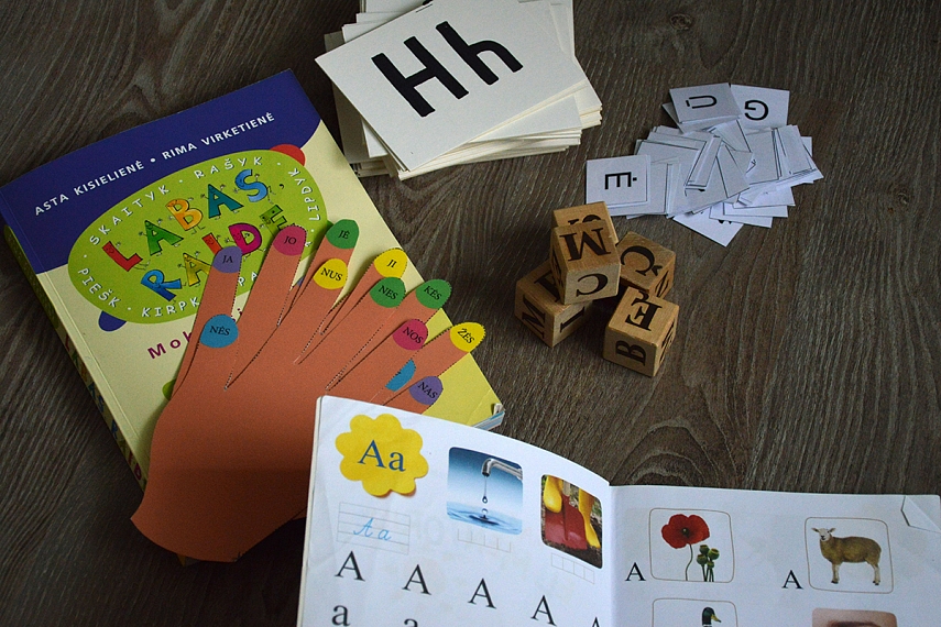 <p>Kažkur pamečiau skiemenų korteles, bet atrodė jos taip pat kaip nuotraukoje pavaizduotos pavienių raidžių kortelės - atspausdintos paprastu printeriu ir įlaminuotos. Rankos - iš "Labas, raide" (iškirptos ir įlaminuotos). Atverstas pirmas puslapis ne iš "Zylutės", o iš "Elementoriaus". Taip pat J.Danilavičiaus (principas tas pats, tik iliustracijos smagesnės "Zylutėjė")</p>
