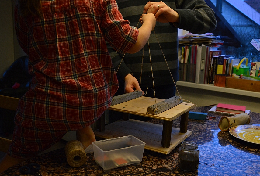 <p>Su tėčiu darbuojasi prie lesyklėlės</p>
