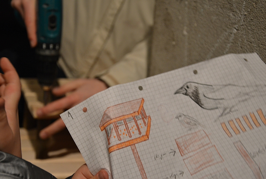 <p>Emilija su tėčiu pagal brėžinį gamina lesyklėlę</p>
