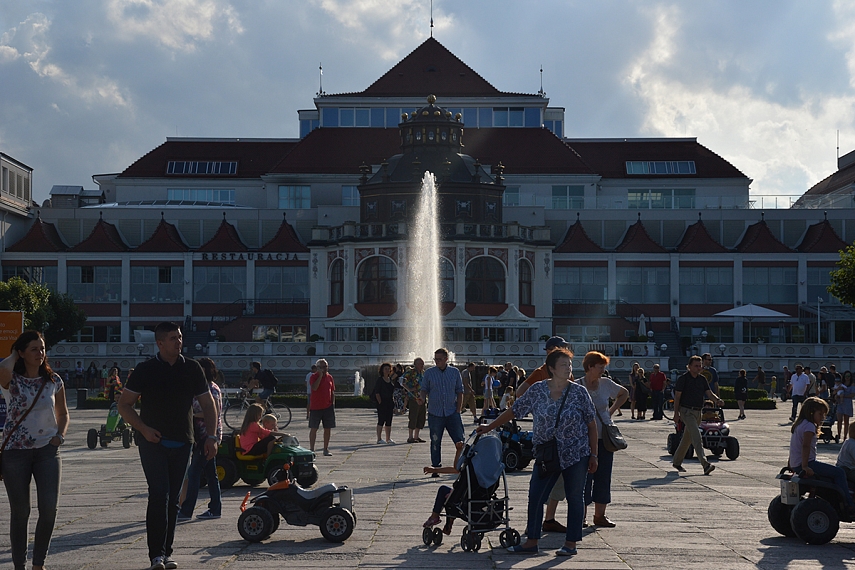 <p>Pagrindinė aikštė. Fantastiškas pastatas. Man už nugaros - mokamas molas į jūrą.</p>
