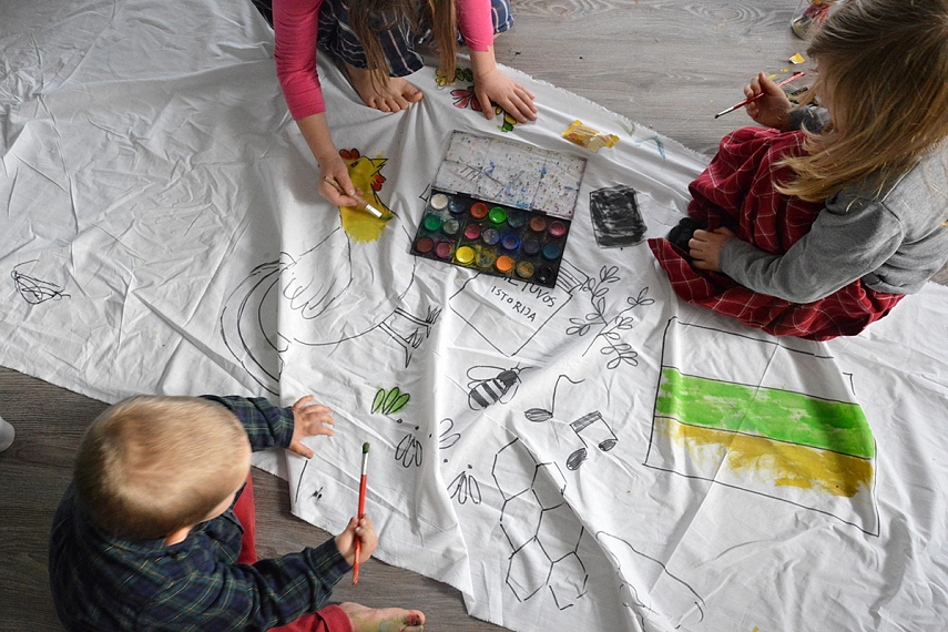 <p>Bandėm akvarele, bet vėliau supratom, kad geriausiai piešiasi pieštukais.</p>
