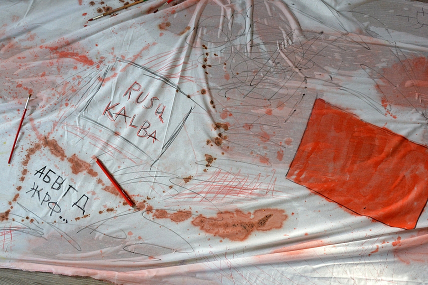 <p>Okupantų skraistė. Tiesa, šiai kantrybės nebeliko, todėl piešėm paskubom...</p>
