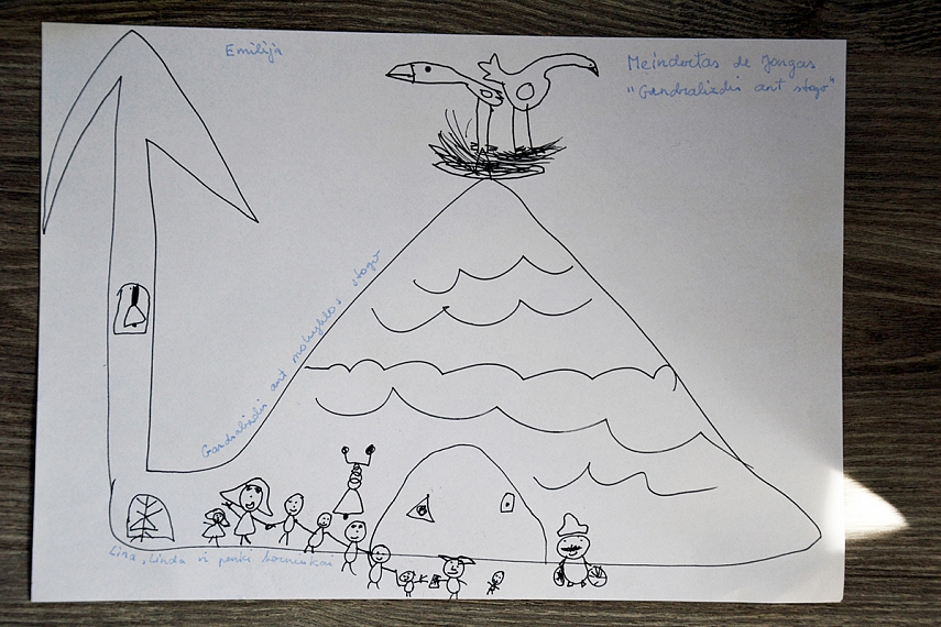 <p>Gandralizdis ant stogo. Emilija (Keliant ratą)</p>
